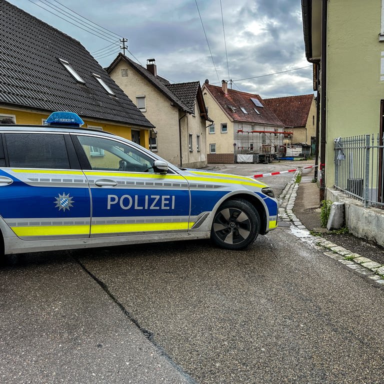 Eine Straße ist von der Polizei abgesperrt: Die Polizei hat in Günzburg einen Warnschuss abgegeben, weil ein 41-Jähriger in einem psychischen Ausnahmezustand mit einem Beil in der Hand unterwegs war. 