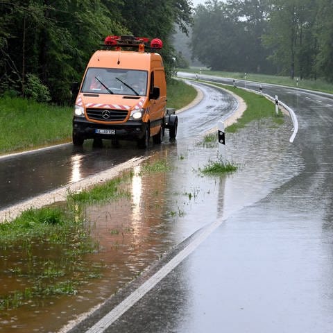 Eine Kreisstraße zwischen Illerrieden und Beuren ist wegen Überflutung bereits gesperrt. 