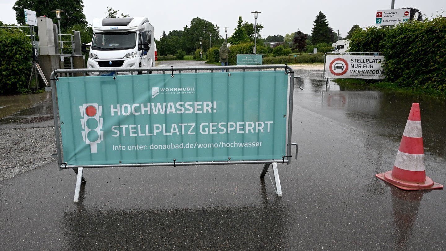 Der Wohnmobil-Stellplatz beim Donaubad der Städte Ulm/Neu-Ulm ist derzeit gesperrt. Beim Bad in unmittelbarer Nähe zur Donau laufen ebenfalls Maßnahmen für den Hochwasserschutz. (Foto: Thomas Heckmann)