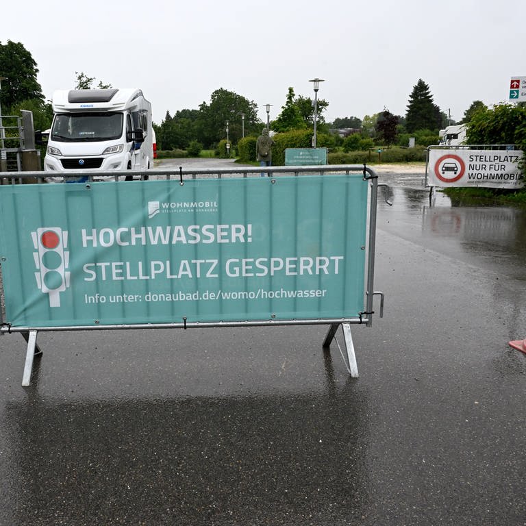 Der Wohnmobil-Stellplatz beim Donaubad der Städte UlmNeu-Ulm ist derzeit gesperrt. Beim Bad in unmittelbarer Nähe zur Donau laufen ebenfalls Maßnahmen für den Hochwasserschutz.