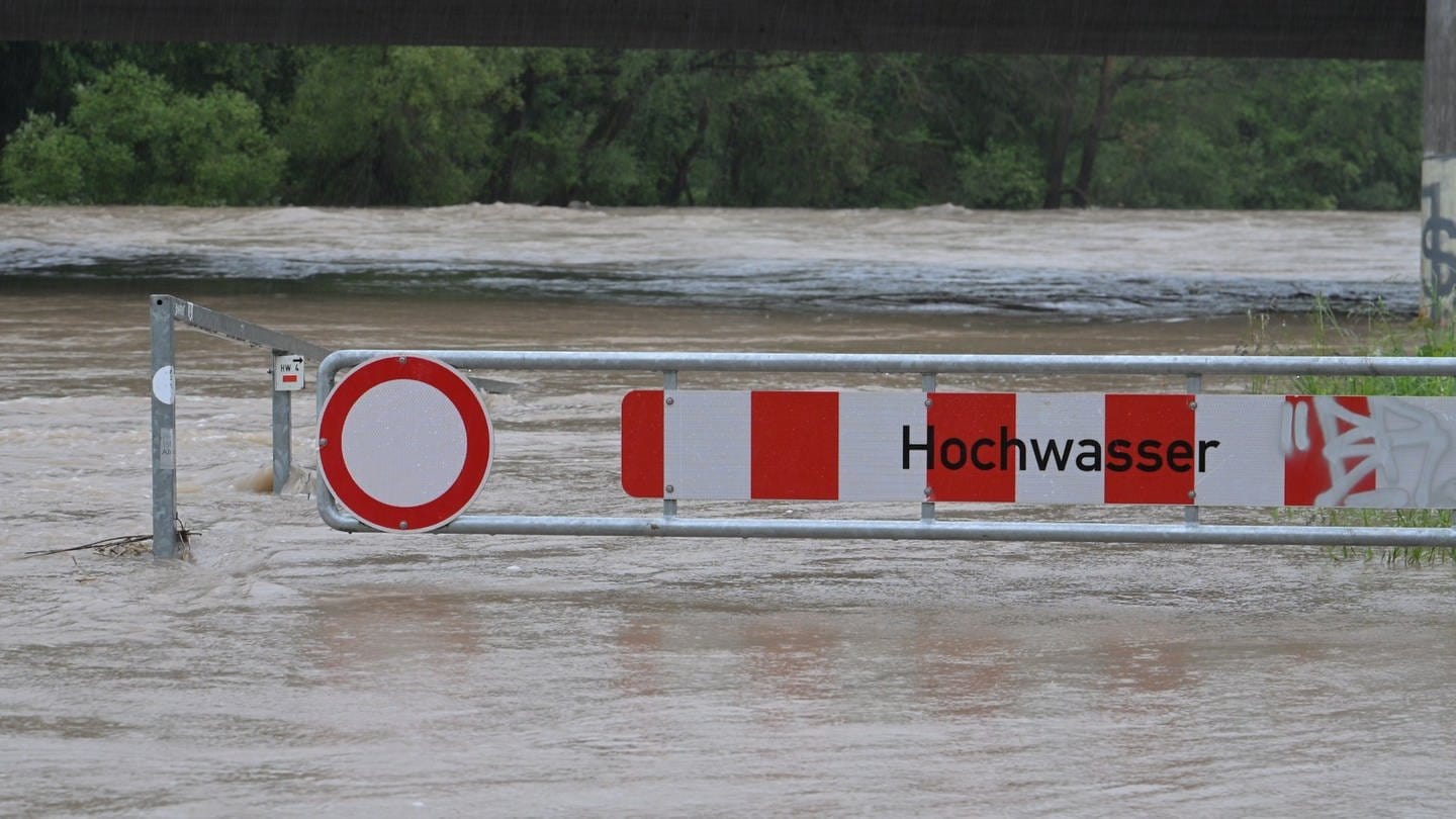 Der Pegel der Donau bei Ulm und Neu-Ulm steig weiter, die rot-weiße Hochwasser-Absperrung ist gerade noch zu sehen. (Foto: Thomas Heckmann)