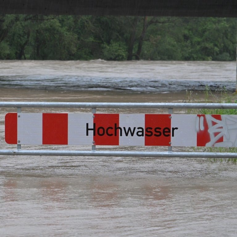 Der Pegel der Donau bei Ulm und Neu-Ulm steig weiter, die rot-weiße Hochwasser-Absperrung ist gerade noch zu sehen. 