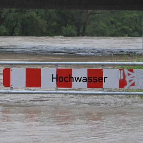 Der Pegel der Donau bei Ulm und Neu-Ulm steig weiter, die rot-weiße Hochwasser-Absperrung ist gerade noch zu sehen. 