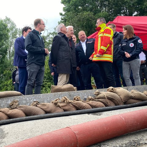 Ministerpräsident Kretschmann (Grüne) und Innenminister Strobl (CDU) besuchen in Erbach-Dellmensingen das Hochwassergebiet