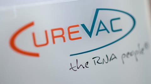 Logo der Firma CureVac (Foto: dpa Bildfunk, picture alliance/Sebastian Gollnow/dpa)