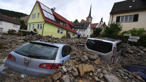 Braunsbach am Tag nach der Sturzflut, Autos stecken in Schlamm und Geröll (Foto: dpa Bildfunk, picture alliance/dpa/ Marijan Murat)