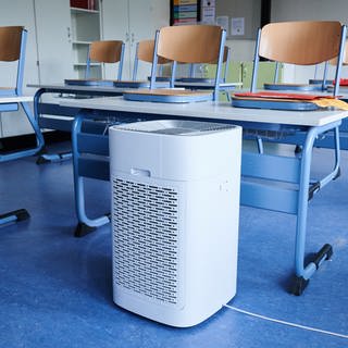 Ein Luftreinigungsgerät steht in einem leeren Klassenraum einer Grundschule. (Foto: dpa Bildfunk, picture alliance/dpa | Annette Riedl)