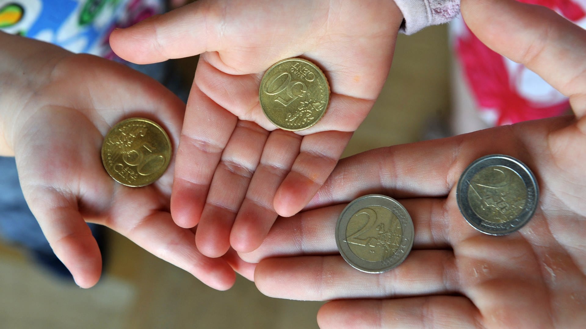 In den Händen von Menschen liegen Geld-Münzen. (Foto: dpa Bildfunk, picture alliance/dpa | Patrick Seeger)