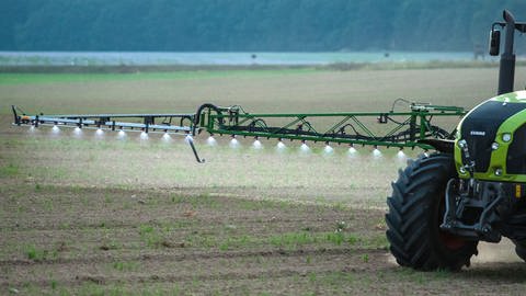 Traktor bringt Pestizide auf einem Feld aus (Foto: dpa Bildfunk, picture alliance/dpa | Patrick Pleul)