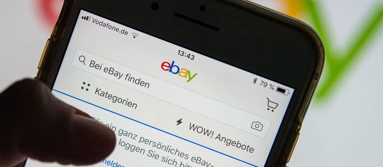 Eine Frau hält ein Smartphone mit der geöffneten Ebay-App in der Hand - im oberen, rechten Bildrand steht "Wow! Angebote". (Foto: dpa Bildfunk, picture alliance/dpa/dpa-Zentralbild | Monika Skolimowska)