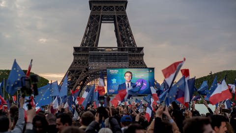 Emmanuel Macron, Präsident von Frankreich, feiert mit seinen Anhängern vor dem Eiffelturm. (Foto: dpa Bildfunk, picture alliance/dpa/AP | Rafael Yaghobzadeh)