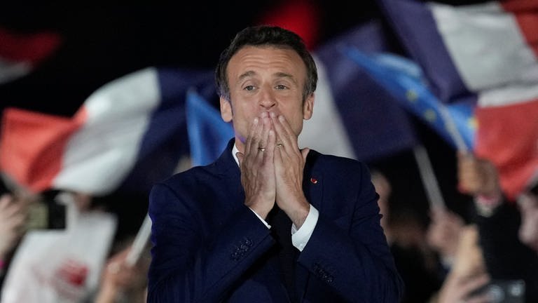 Emmanuel Macron, Präsident von Frankreich, feiert mit seinen Anhängern. (Foto: dpa Bildfunk, picture alliance/dpa/AP | Christophe Ena)