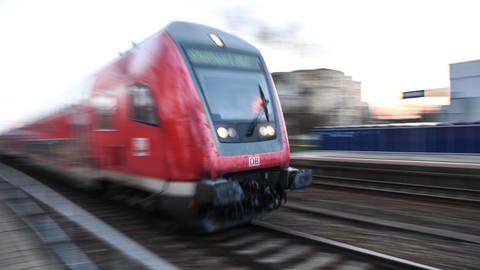 Ein Zug der Deutschen Bahn fährt vorbei. (Foto: dpa Bildfunk, picture alliance/dpa | Felix Kästle)