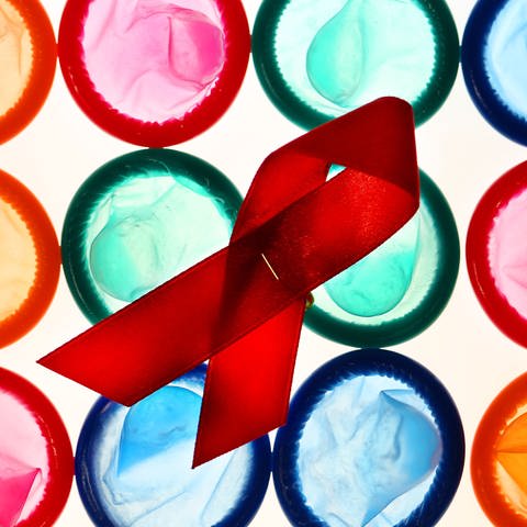 Bunte Kondome und eine rote Aids-Schleife (Foto: dpa Bildfunk, picture alliance/dpa | Oliver Berg)