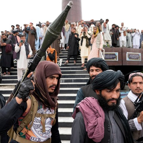 Taliban-Kämpfer sind vor der US-Botschaft versammelt um ein Jahr Taliban-Herrschaft zu feiern. (Foto: dpa Bildfunk, picture alliance/dpa/AP | Ebrahim Noroozi)