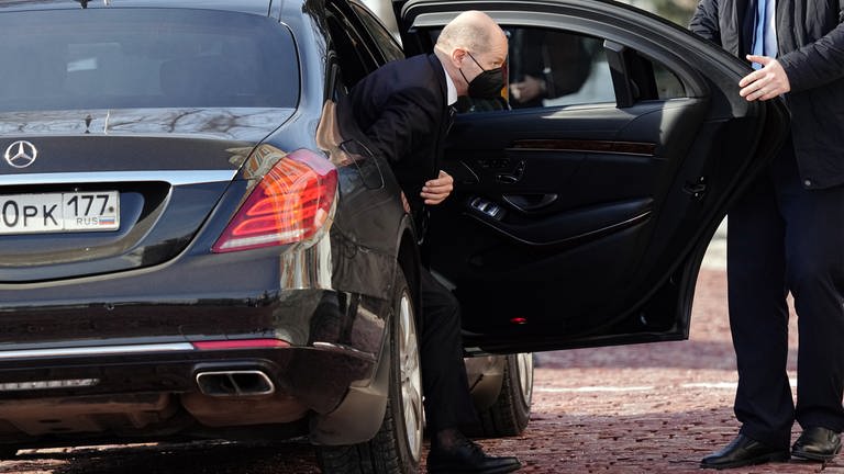 Bundeskanzler Olaf Scholz (SPD) steigt bei der Ankunft am Kreml aus einer schwarzen Limousine.  (Foto: dpa Bildfunk, picture alliance/dpa | Kay Nietfeld)