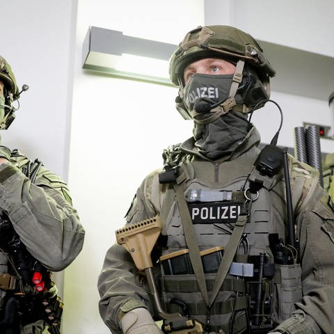 GSG9-Spezialeinsatzkräfte vor einem Einsatz (Foto: dpa Bildfunk, picture alliance/dpa | Kay Nietfeld)