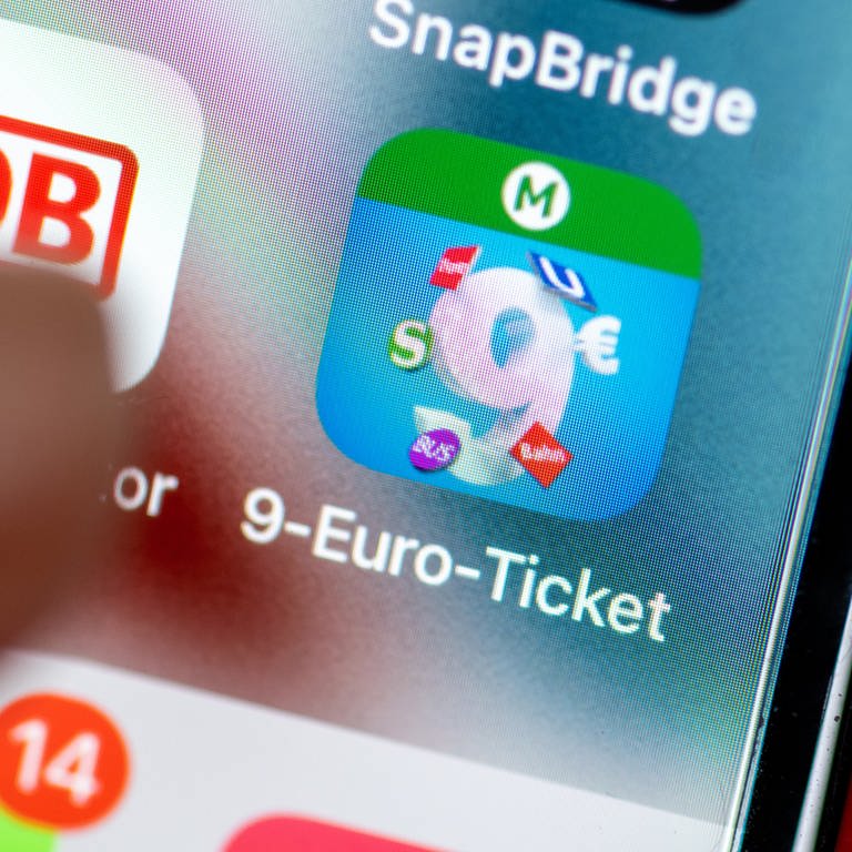Die App für das 9-Euro-Monatsticket ist auf einem Smartphone zu sehen. (Foto: dpa Bildfunk, picture alliance/dpa | Hendrik Schmidt)