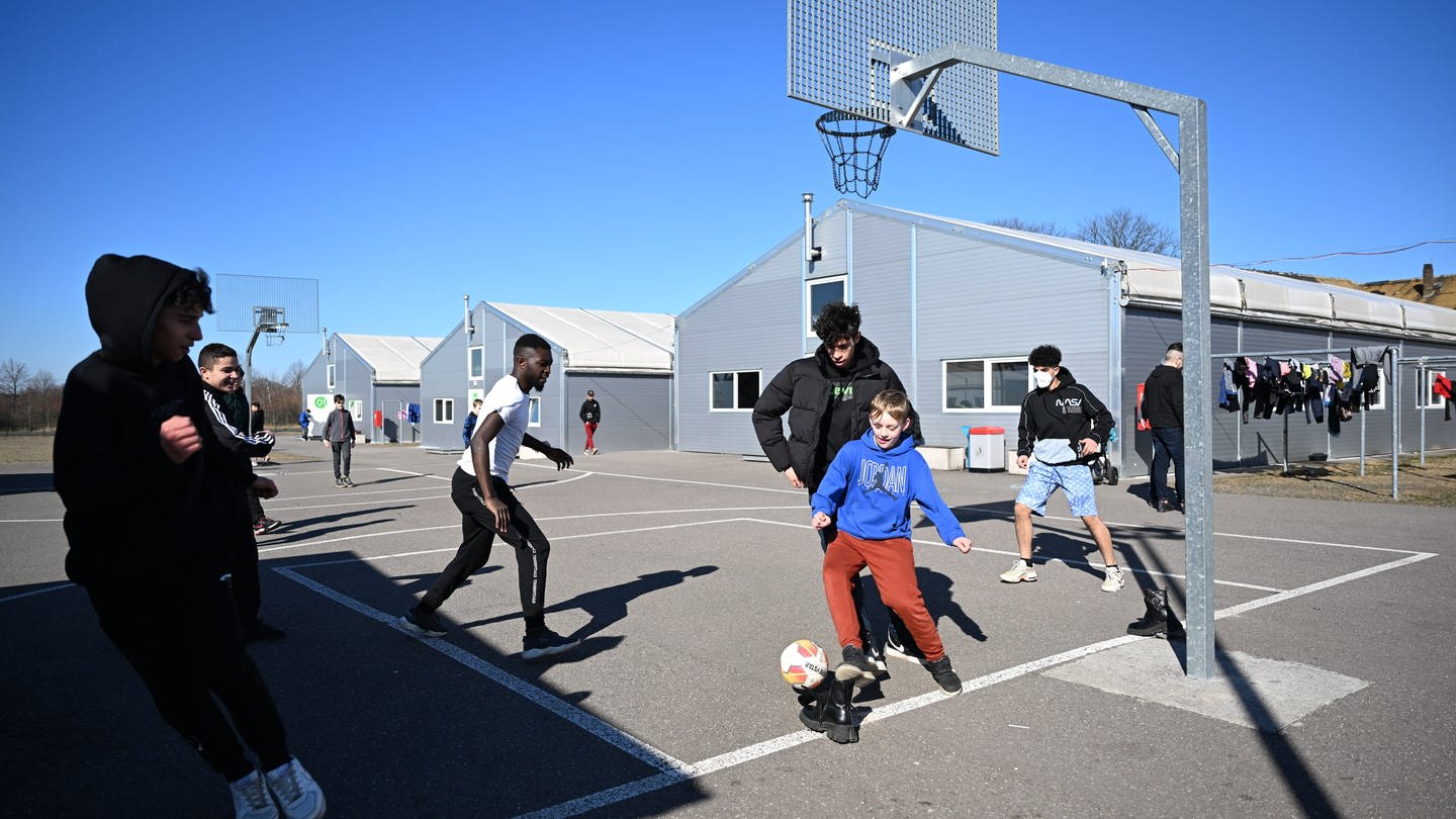 Kinder und Jugendliche spielen Fußball (Foto: dpa Bildfunk, picture alliance/dpa/dpa-Zentralbild | Hendrik Schmidt)