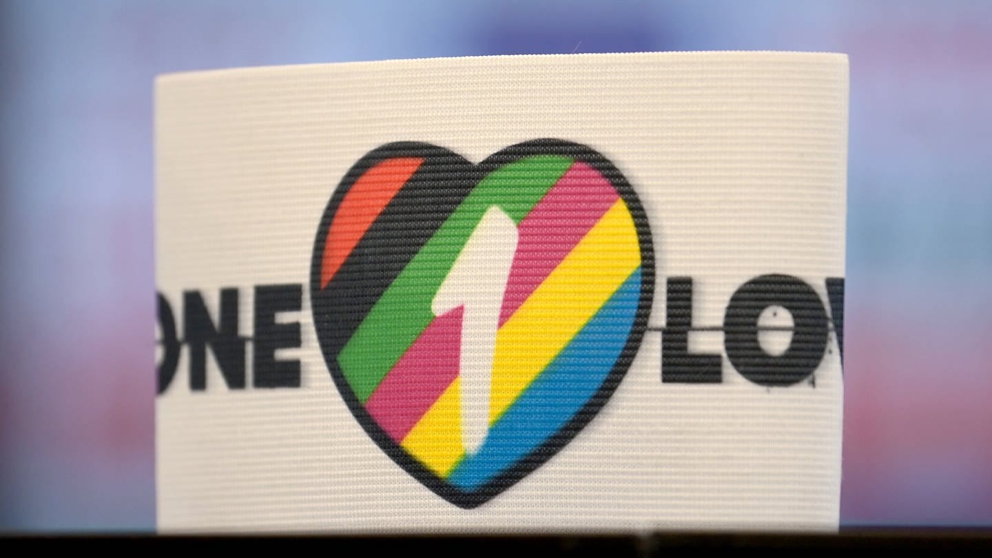 Die spezielle Kapitänsbinde als Zeichen gegen Diskriminierung und für Vielfalt liegt auf einem Tisch. Diese ziert «ein Herz in bunten Farben, die für Vielfalt stehen, sowie die Aufschrift 'One Love'» (Foto: dpa Bildfunk, Sebastian Gollnow)