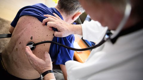 Ein Arzt untersucht seinen Patienten in einer Arztpraxis. (Foto: dpa Bildfunk, picture alliance / Sina Schuldt/dpa | Sina Schuldt)