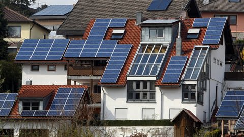 Mit Solarzellen bestückte Wohnhäuser (Foto: dpa Bildfunk, picture alliance / dpa | Karl-Josef Hildenbrand)