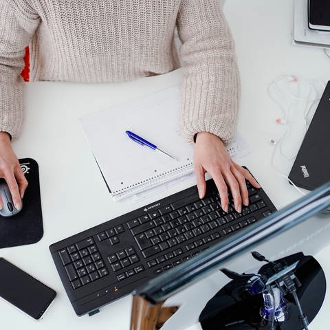 Eine Frau sitzt am Schreibtisch und arbeitet am Computer (Foto: dpa Bildfunk, picture alliance/dpa | Uwe Anspach)