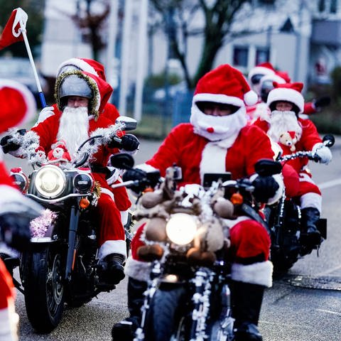 Als Weihnachtsmänner verkleidete Motorradfahrer der «Harley Davidson riding Santas» fahren über eine Straße. (Foto: dpa Bildfunk, picture alliance/dpa | Uwe Anspach)