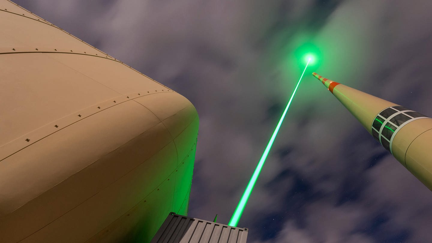 Ein Laser führt auf dem Säntis eine Blitzendladung zu einem Blitzableiter (Foto: dpa Bildfunk, picture alliance/dpa/TRUMPF | Martin Stollberg)