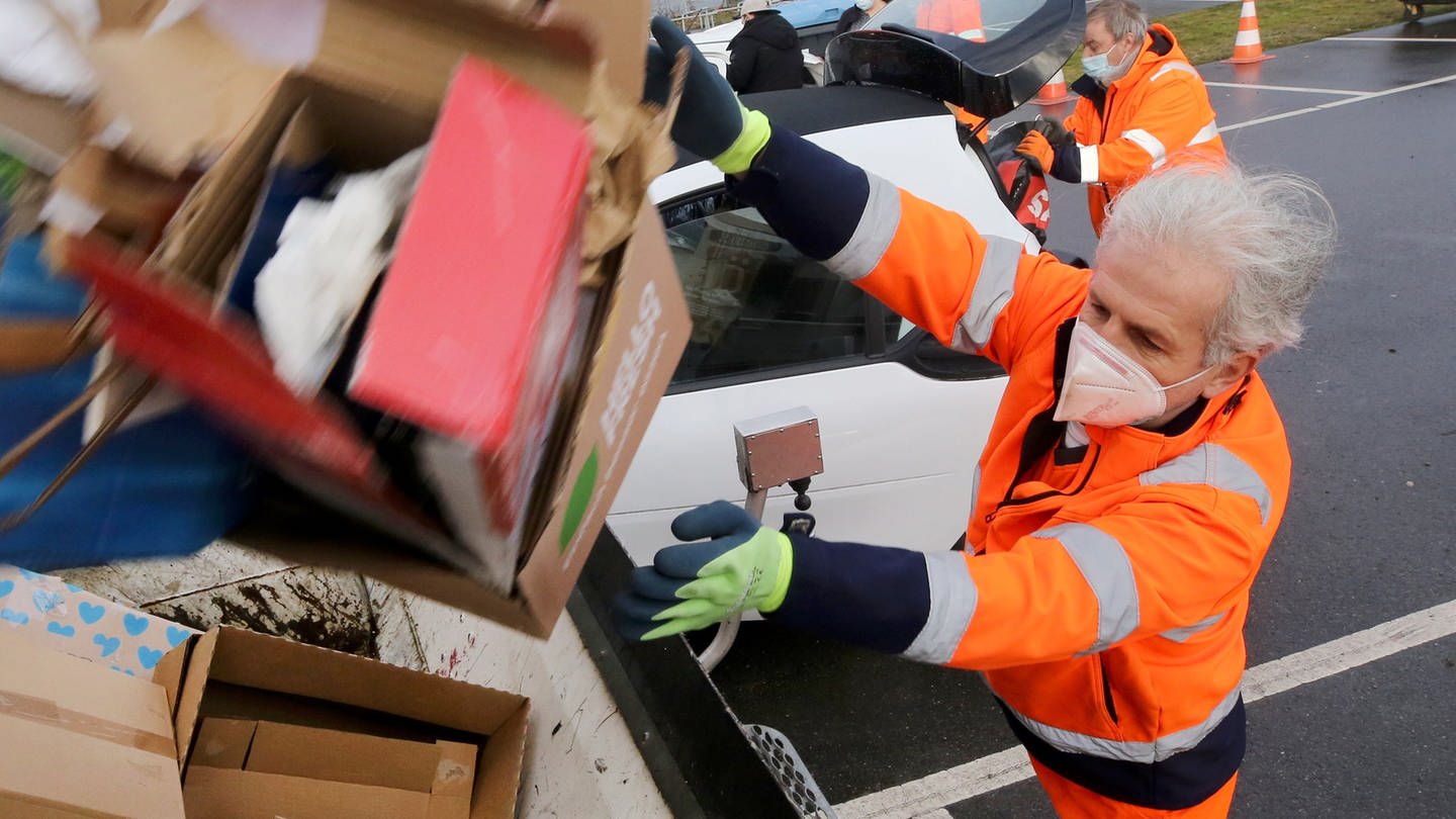 Papiermüll wird in einen Müllwagen geworfen (Foto: dpa Bildfunk, picture alliance/ dpa/ Roland Weihrauch)