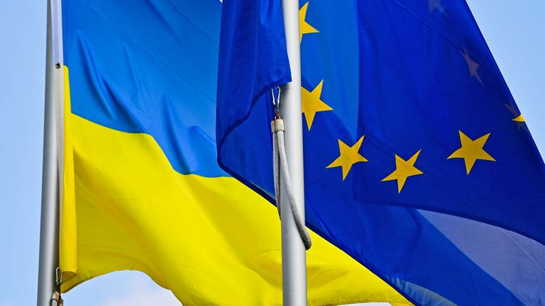 Die Fahnen der Ukraine und der EU wehen im Wind. (Foto: dpa Bildfunk, picture alliance/dpa/dpa-Zentralbild | Patrick Pleul)