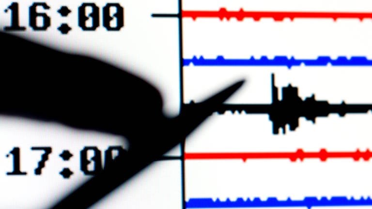 Zackenlinie auf Seismogramm zeigt ein leichtes Erdbeben. (Foto: dpa Bildfunk, picture alliance / Martin Gerten/dpa | Martin Gerten)