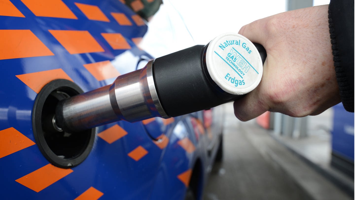 Erdgas-Fahrzeug wird betankt (Foto: dpa Bildfunk, picture alliance/dpa | Patrick Seeger)