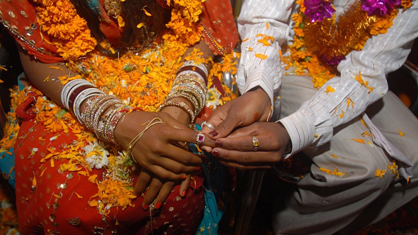 Indisches Brautpaar (Foto: picture-alliance / Reportdienste, Divyakant Solanki, Medien-Nr. 30119163)