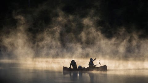 Zwei Menschen angeln umhüllt von Morgennebel in den Kawartha Highlands. (Foto: dpa Bildfunk, picture alliance/dpa/Canadian Press via ZUMA Press | Fred Thornhill)