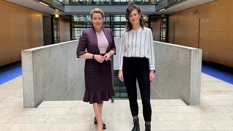 Franziska Giffey steht neben Korrespondentin Leonie Schwarzer im Foyer des ARD-Hauptstadtstudios. (Foto: SWR, Kathrin Grzeschniok)