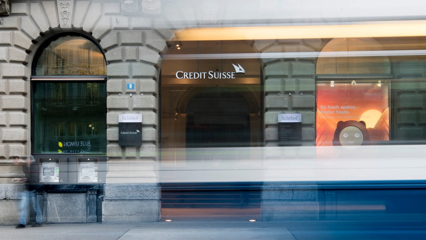 Das Logo der Credit Suisse über einer Eingangstür (Foto: dpa Bildfunk, picture alliance / Ennio Leanza/KEYSTONE/dpa | Ennio Leanza)