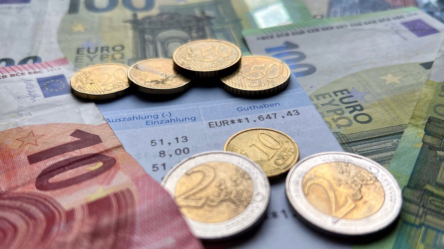 Euro-Scheine und Münzen liegen auf einem Tisch (Foto: IMAGO, IMAGO / Sven Simon)