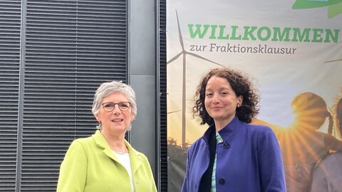 Grünen-Fraktionschefin Britta Haßelmann steht neben ARD-Hauptstadtstudio Korrespondentin Nina Amin bei der Grünen-Fraktionsklausur in Weimar. (Foto: SWR)
