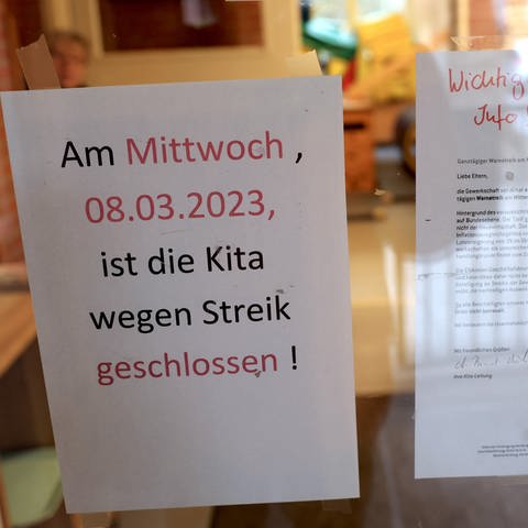 Ein Aushang an einer Kita in Hamburg-Eimsbüttel weist darauf hin, dass die Einrichtung wegen eines Warnstreiks geschlossen ist. (Foto: dpa Bildfunk, Picture Alliance)