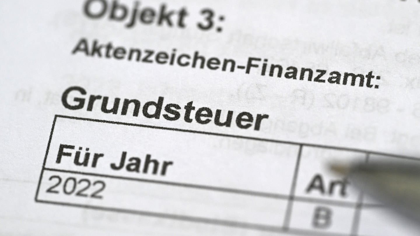Das Wort Grundsteuer auf einem Bescheid für die Grundsteuer. (Foto: dpa Bildfunk, picture alliance/dpa | Bernd Weißbrod)
