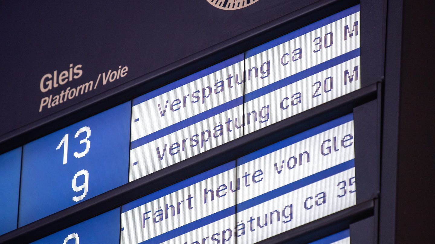 Auf einer Anzeigetafel am Stuttgarter Hauptbahnhof werden bei mehreren Zugverbindungen Verspätungen angezeigt. (Foto: dpa Bildfunk, picture alliance/dpa | Fabian Sommer)