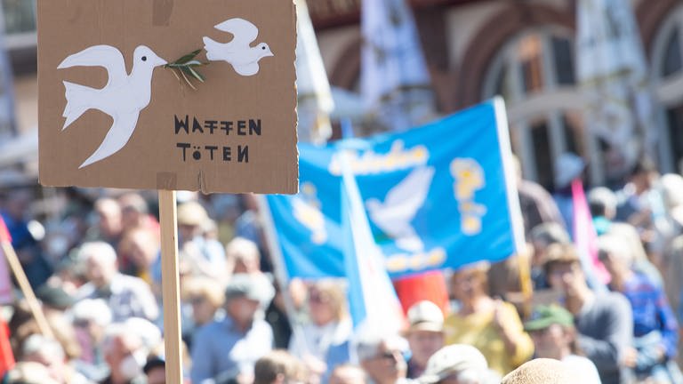 "Waffen töten" steht während der Abschlusskundgebung der Ostermärsche des "Netzwerks Friedenskooperative" auf einem Schild. (Foto: dpa Bildfunk, picture alliance/dpa | Sebastian Gollnow)