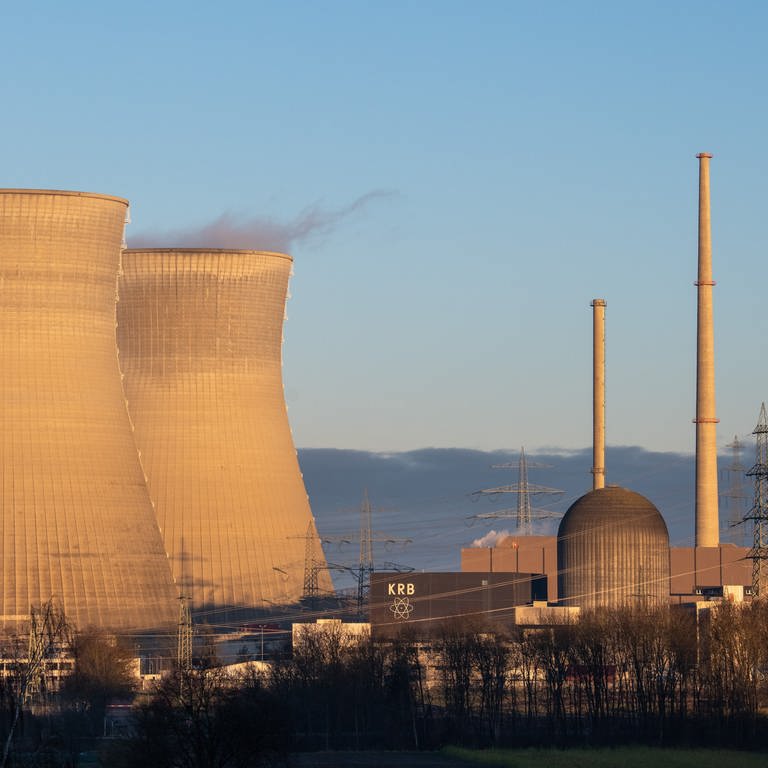 Der Blick auf das stillgelegte Kernkraftwerk im schwäbischen Gundremmingen zeigt Witterungsspuren an den Außenfassaden. (Foto: dpa Bildfunk, picture alliance/dpa | Stefan Puchner)