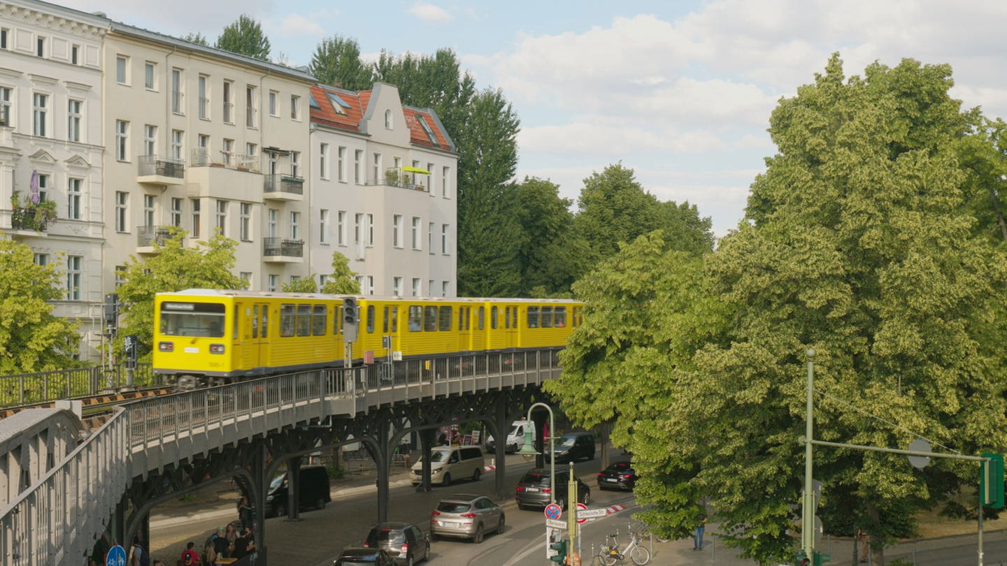 Eine Bahn fährt durch eine Stadt (Foto: SWR, SWR)