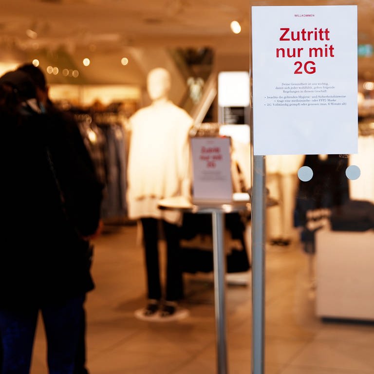 Ein Schild am Eingang eines Geschäftes weist auf die 2G-Regel hin. (Foto: dpa Bildfunk, picture alliance/dpa | Carsten Koall)