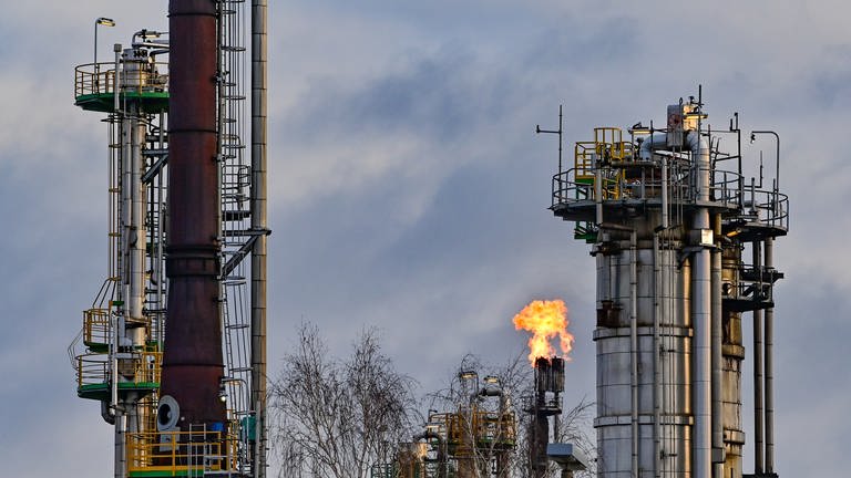 In der PCK-Raffinerie GmbH wird überschüssiges Gas in der Rohölverarbeitungsanlage verbrannt. (Foto: dpa Bildfunk, picture alliance/dpa/dpa-Zentralbild | Patrick Pleul)