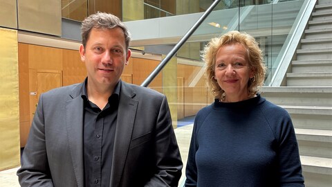 SPD-Bundesvorsitz Lars Klingbeil steht neben Evi Seibert, Studioleiterin des SWR-Hauptstadtstudios, im ARD-Hauptstadtstudio. (Foto: SWR)