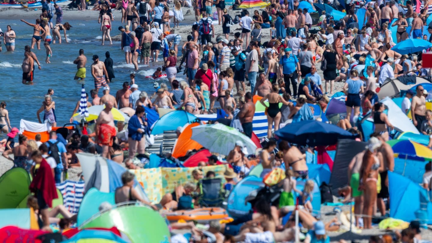 Touristen und Tagesgäste nutzen das warme und sonnige Wetter für einen Strandbesuch (Foto: dpa Bildfunk, picture alliance/dpa | Jens Büttner)