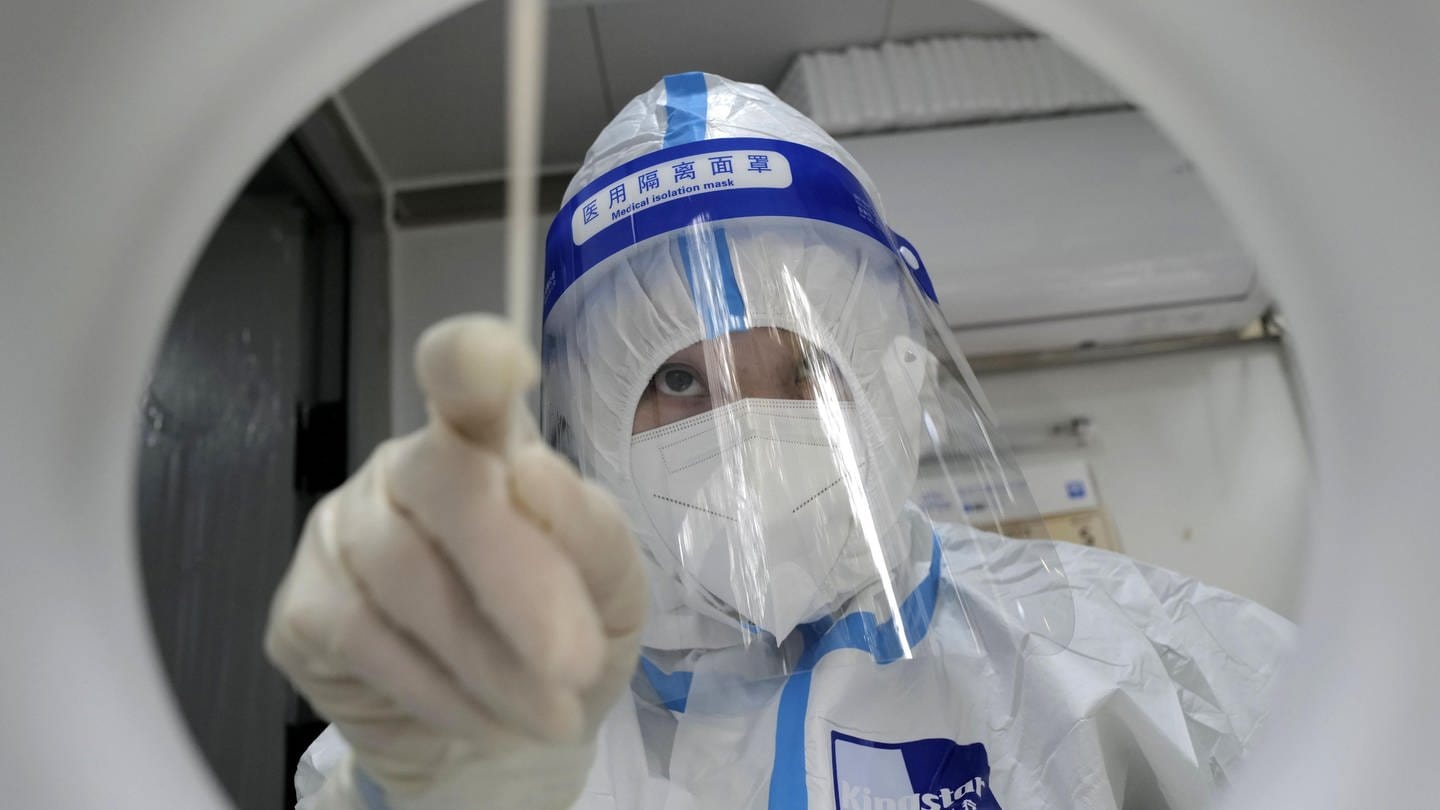 Ein medizinischer Mitarbeiter in Schutzkleidung führt einen PCR-Test zum Nachweis des Coronavirus durch. (Foto: dpa Bildfunk, picture alliance/dpa/kyodo | ---)